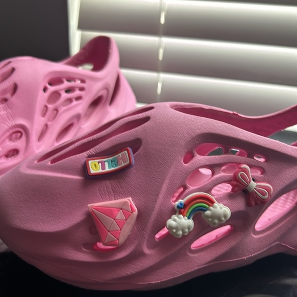 PINK KIDS RUNNERS WITH CHARMS SIZE 4 - Picture 3 of 9